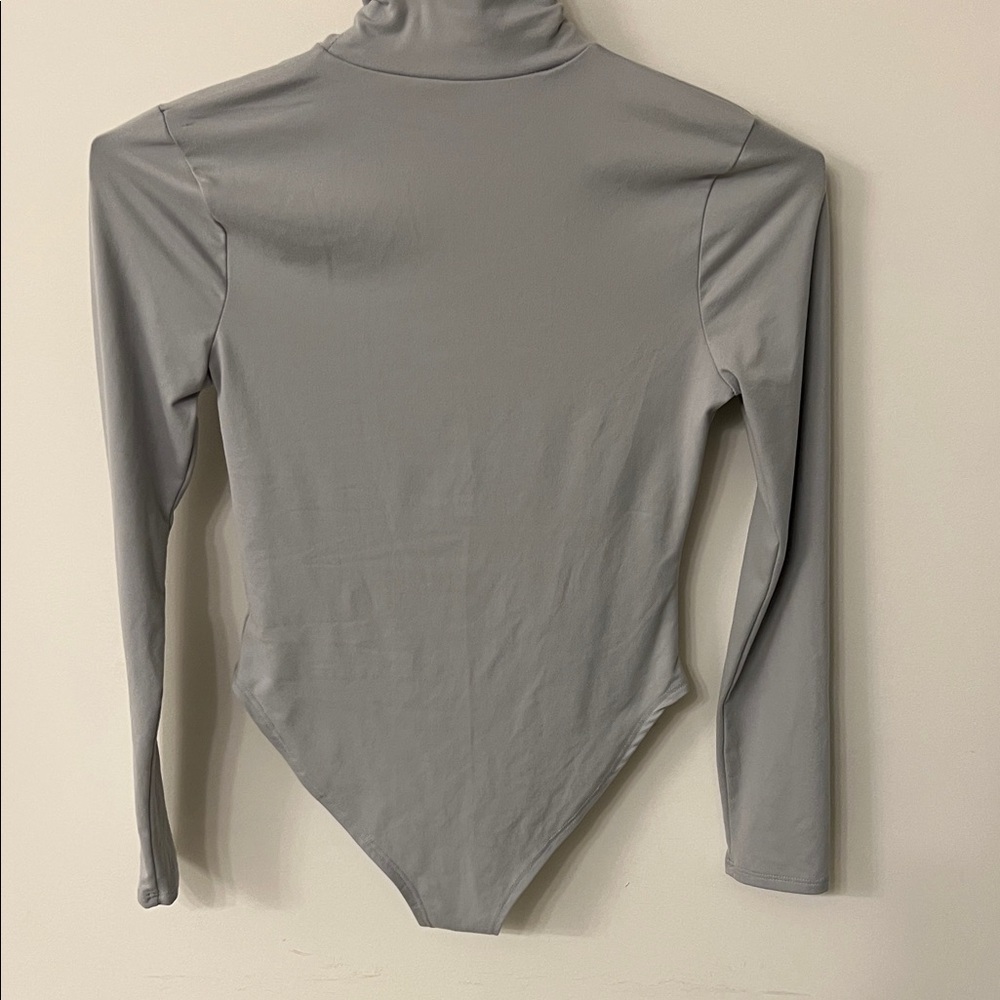 ❗️Zenana Outfitters Light Gray Mockneck Long Sleeve Bodysuit - Picture 3 of 4